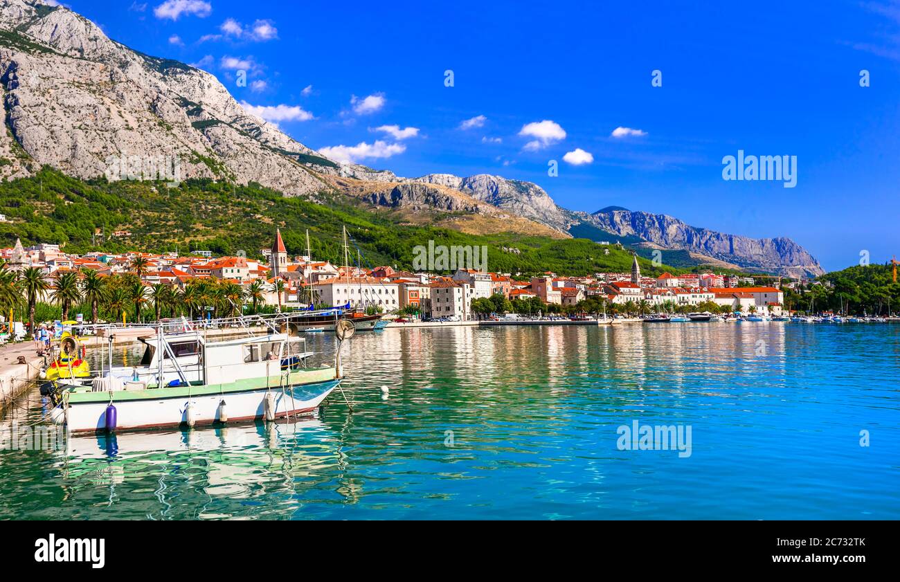 Berühmte Adriaküste - Makarska riviera in Dalmatien. Stadt Makarska, Promenade und Marine Stockfoto