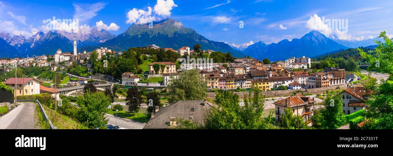 Atemberaubendes Panorama der schönen Stadt Belluno, umgeben von Dolomiten, Norditalien Stockfoto