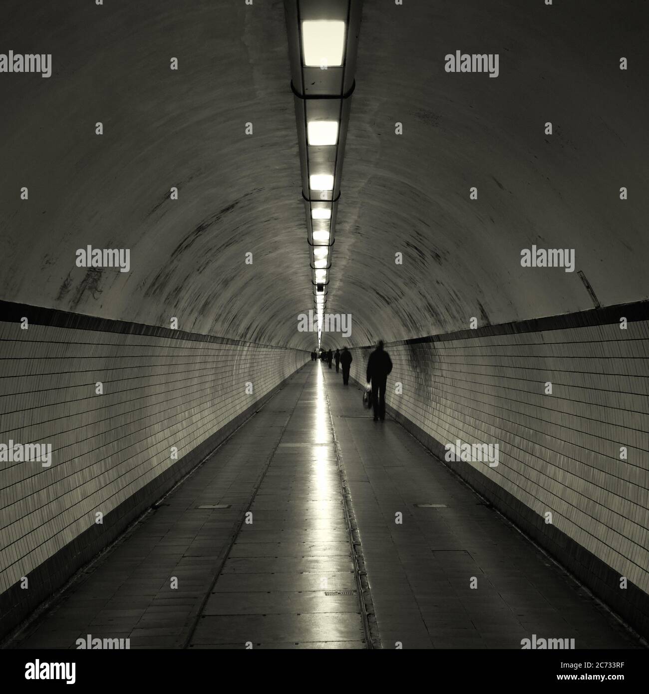 Voetgangerstunnel ist ein Fußgängertunnel in Antwerpen (Antwerpen in Flämisch) unter der Schelde in Belgien. Stockfoto