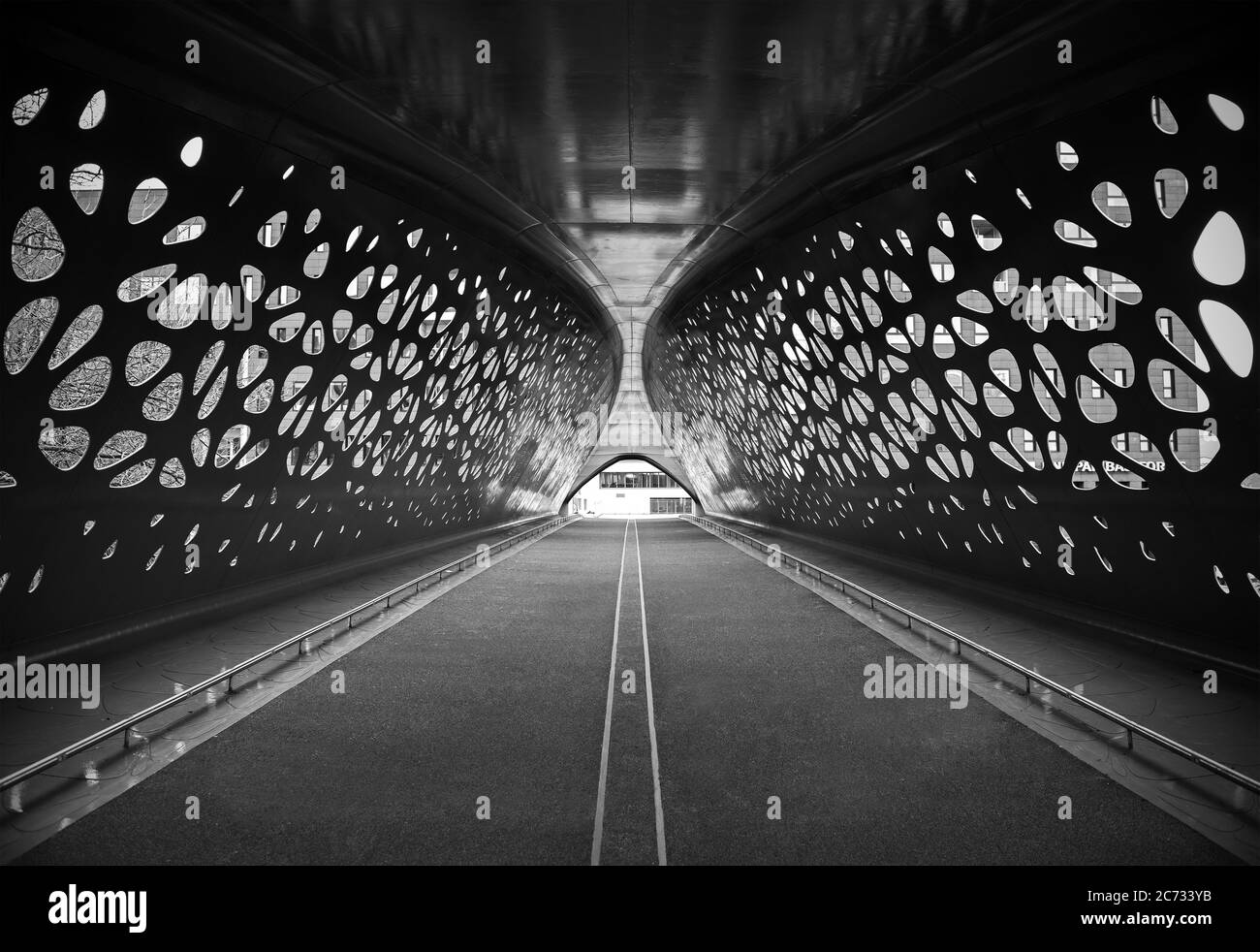 Künstlerische Schwarz-Weiß-Fotografie einer Brücke in der Stadt Antwerpen, die Symmetrie ausdrückt, Belgien. Stockfoto
