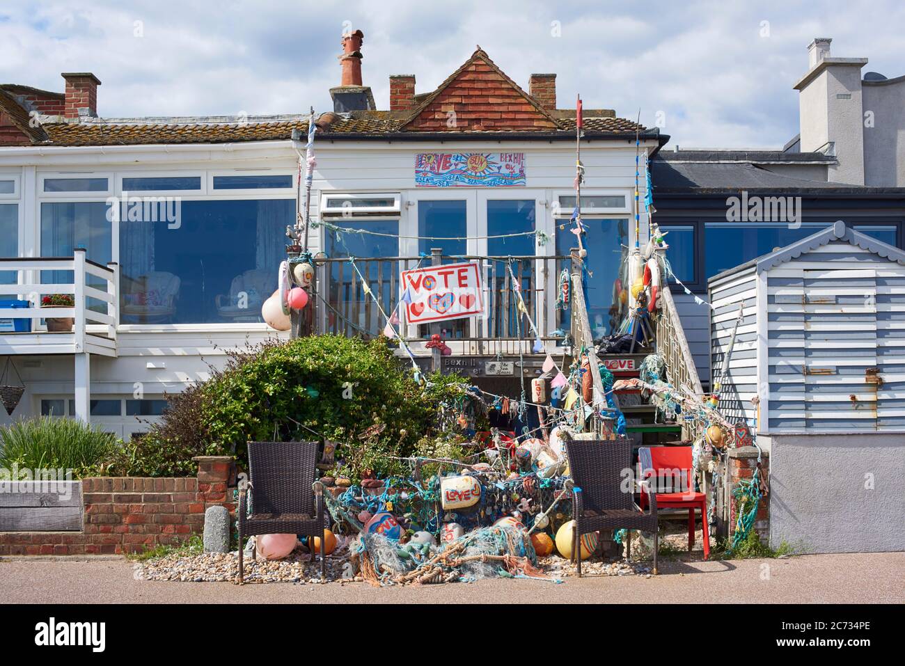 Dekorationen außerhalb eines Chalet am Strand auf Bexhill-on-Sea Front, an der East Sussex Küste, Südengland Stockfoto