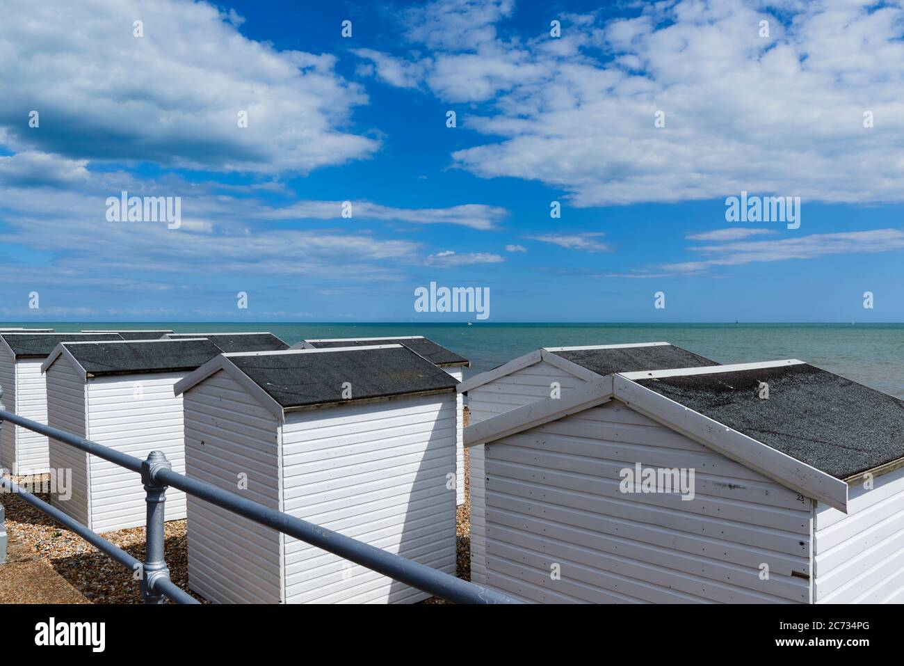 Reihe von Strandhütten an der Küste bei Bexhill-on-Sea, East Sussex, Südengland Stockfoto