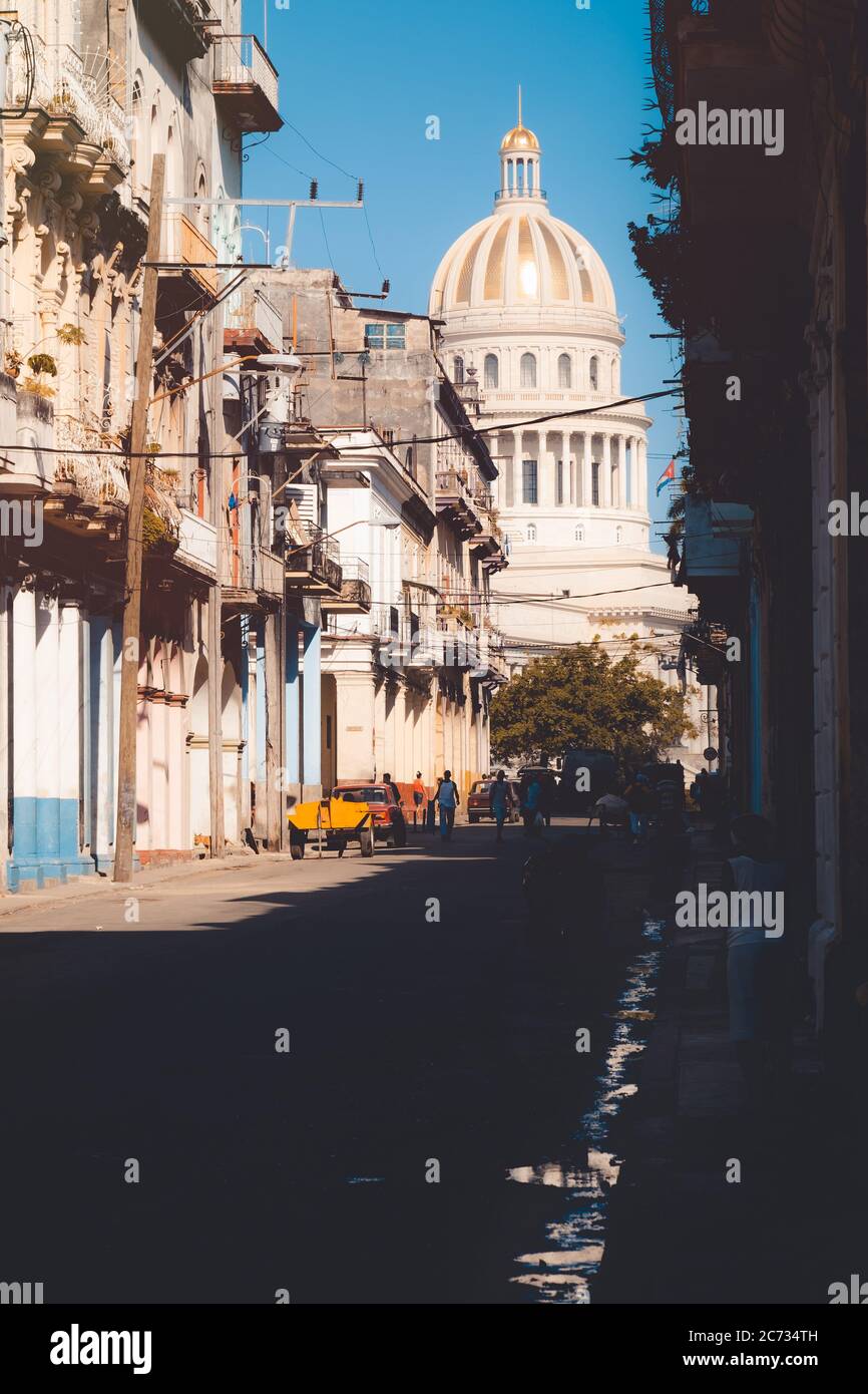 Alte bunte Gebäude in Havanna an einer Straße, die zum ikonischen Kapitol führt, ein Symbol der Stadt Stockfoto