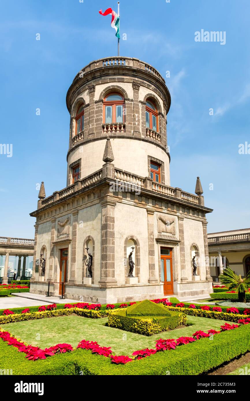 Wunderschöne Gärten und Turm mit der mexikanischen Flagge am alcazar in Chapultepec Schloss in Mexiko-Stadt Stockfoto