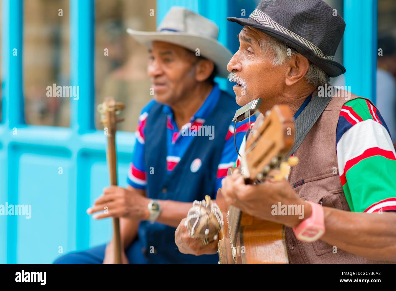 Straßenkünstler spielen traditionelle kubanische Musik in der Altstadt von Havanna Stockfoto