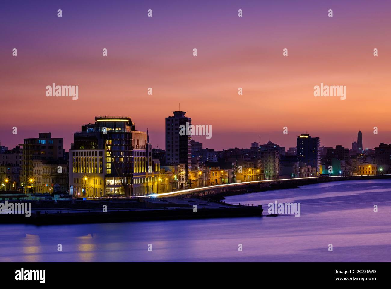 HAVANNA, KUBA - CIRCA JANUAR 2020: Skyline von La Havanna bei Nacht. Stockfoto