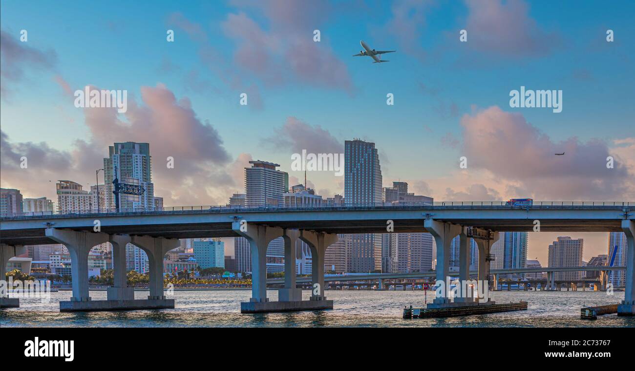 Flugzeuge über Miami bei Dämmerung Stockfoto