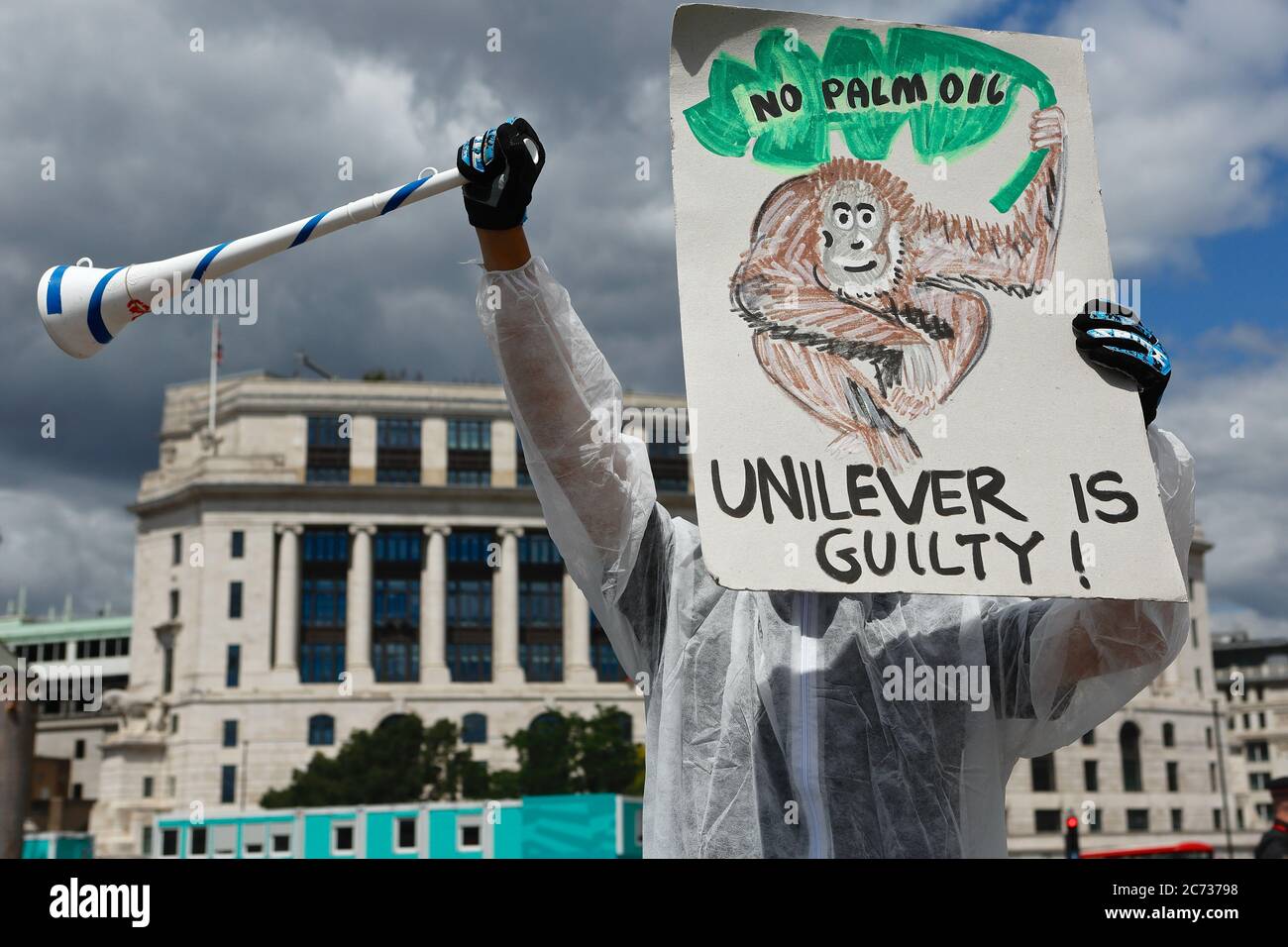 Unilever HQ - London (UK), Juli 11 2020: Ein Mann mit einem Plakat marschiert über die Blackfriars Bridge, mit Blick auf Unilever London HQ (links) dahinter Stockfoto