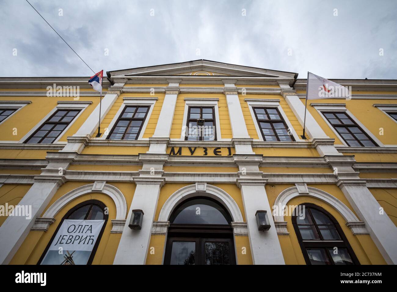 KRALJEVO, SERBIEN - 10. NOVEMBER 2019: Hauptfassade des Nationalmuseums von Kralevo, auch narodni muzej genannt, ein kulturelles Wahrzeichen der Stadt, promo Stockfoto