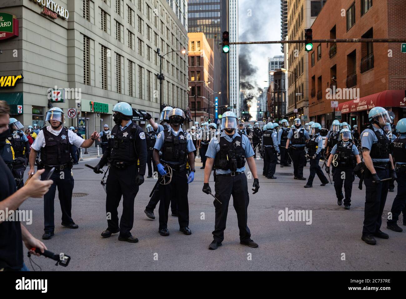 Chicago Polizei in Aufruhr Ausrüstung klar eine Gruppe von Menschen protestieren auf State Street in River North, wie die Sonne untergeht am 30. Mai 2020. Eine Demonstration der Schwarzen Leben zog am Samstag in Chicago Tausende an, als Teil eines landesweiten Protesttages über die jüngsten Morde an George Floyd in Minneapolis, Ahmaud Arbery in Atlanta und Breonna Taylor in Louisville. (Foto von Max Herman) Stockfoto