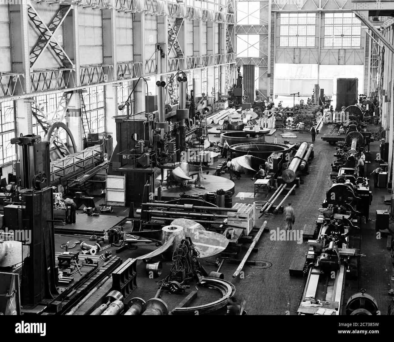 1940ER ERHÖHTE ANSICHT DES BODENS EINER MODERNEN MASCHINENWERKSTATT, DIE IN DER VERTEIDIGUNG ARBEIT AUF DER NAVY YARD ENGAGIERT WIRD PHILADELPHIA PA USA - I3795 HAR001 HARS GEBÄUDE TRANSPORT MITTLEREN ALTERS B & W NORDAMERIKA MITTLEREN ALTERS MANN ZIELE NORDAMERIKANISCHEN WEITWINKEL-HOCHWINKEL-MASCHINEN EIGENSCHAFT STÄRKE SIEG ANSTRENGUNG MÄCHTIGEN FORTSCHRITT WELT KRIEGE INNOVATION WELTKRIEG WELTKRIEG ZWEI WELTKRIEG II VON ENGAGIERTEN BERUFEN IMMOBILIEN BEWEGUNG UNSCHÄRFE KONZEPTIONELLE STRUKTUREN ERHÖHT WELTKRIEG 2 EDIFICE PROPELLOR USN ARSENAL KOOPERATION VERTEIDIGUNG DEMOKRATIE BEARBEITUNG MID-ADULT MID-ADULT MAN PRÄZISIONSSCHRAUBENLÖSUNGEN ZWEISAMKEIT Stockfoto