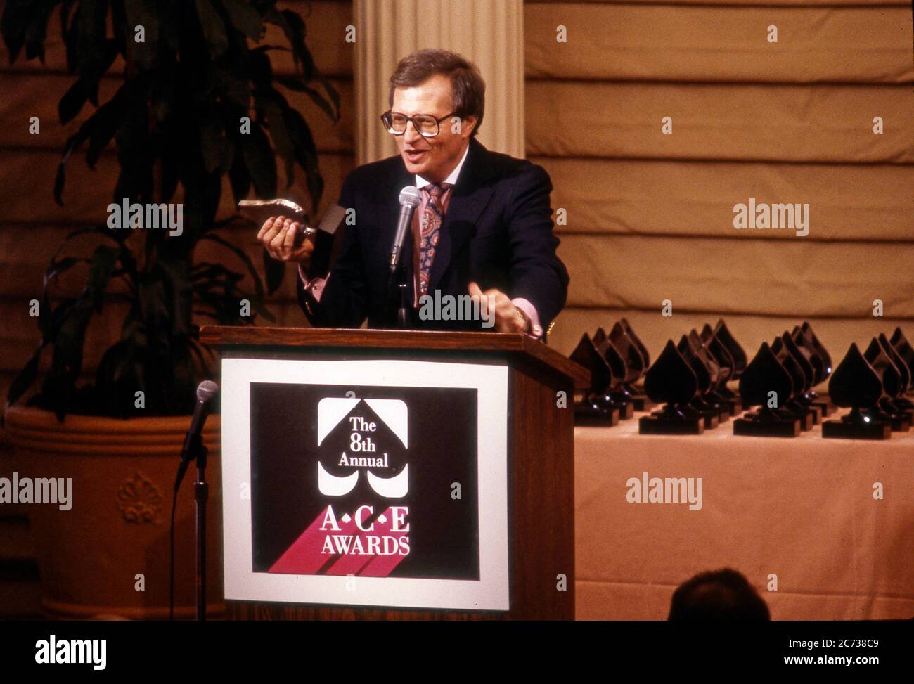 Larry King, der die Ace Awards für Kabelfernsehen in Los Angeles, CA um 1985, ausgab Stockfoto