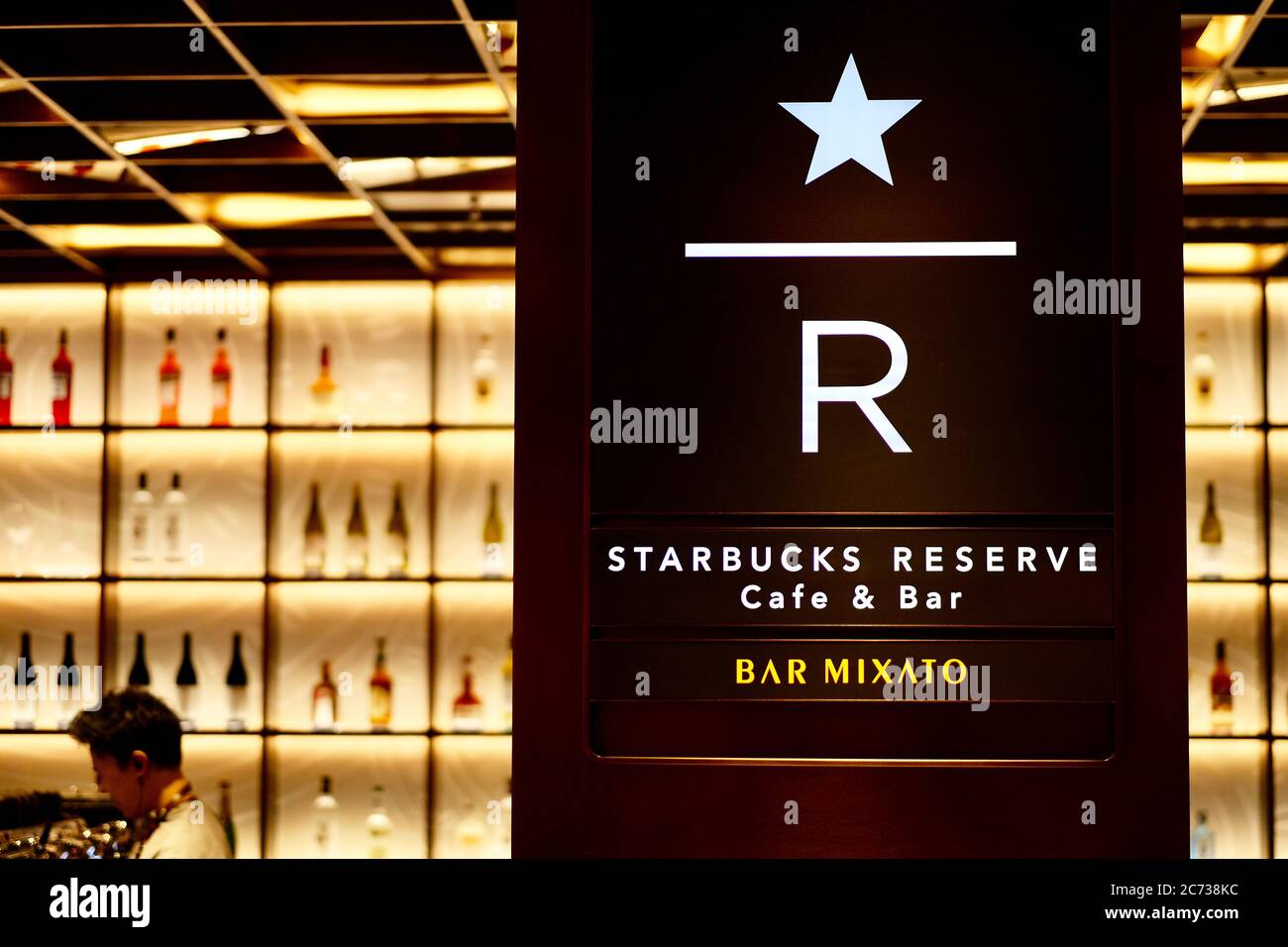 Starbucks eröffnet sein erstes Starbucks Reserve Cafe & Bar Mixato im Bund in Shanghai. Auch der erste Laden in Asien. Stockfoto