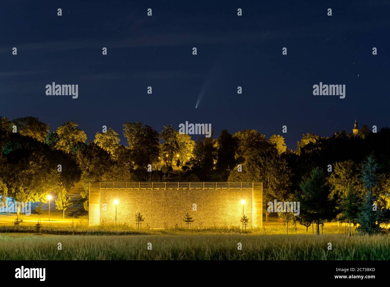 Bad Rappenau, 13. Juli 2020: Komet C/2020 F3 (Neowise) über dem Graduiertenturm im Salinenpark Stockfoto