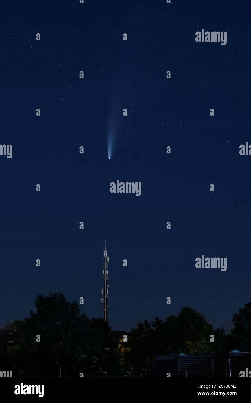Bad Rappenau, 13. Juli 2020: Komet C/2020 F3 (Neowise) über einem Fernmeldeturm Stockfoto