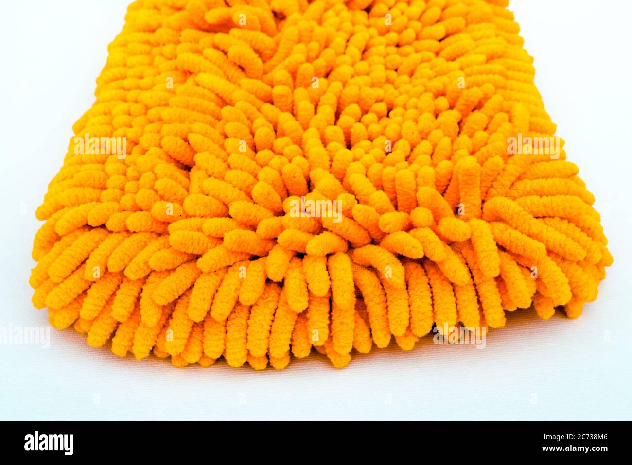Ein Studiofoto eines orangefarbenen Microfaser-Waschhands Stockfoto