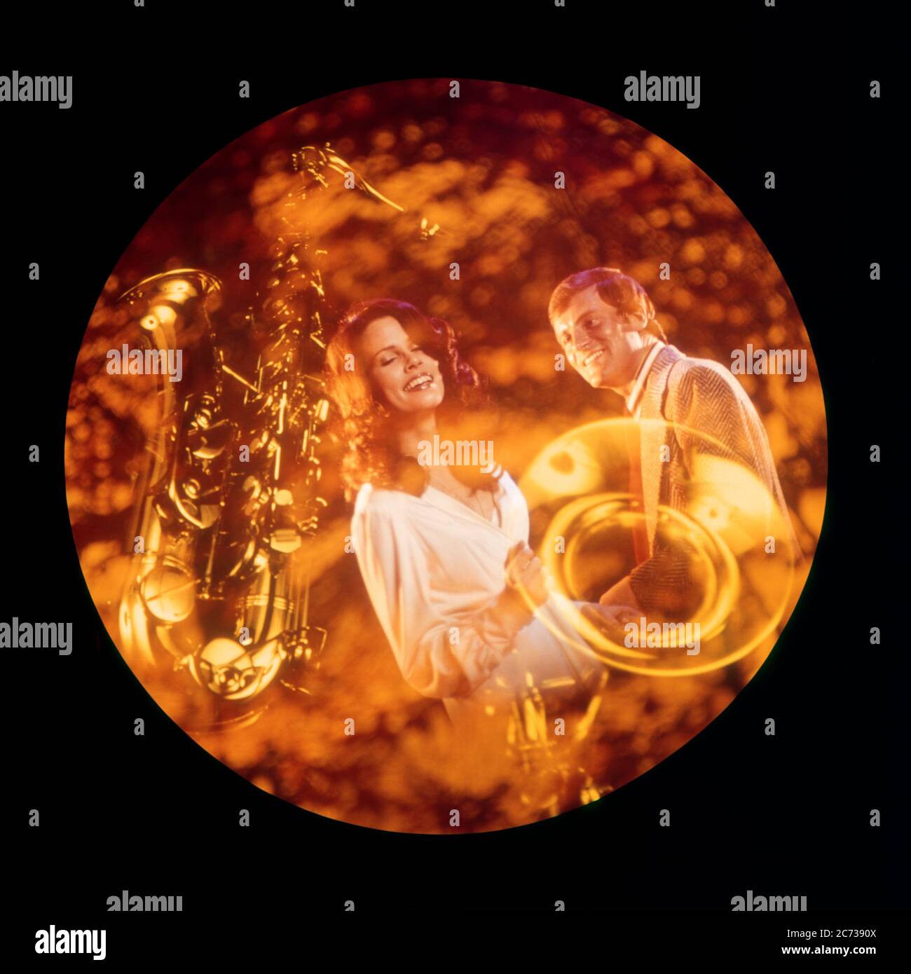 1960S 1970S MONTAGE TÄNZER MANN FRAU SAXOPHON & TROMPETE IN GOLDEN SPHERE AUF SCHWARZEM KREISFÖRMIGEN HINTERGRUND - KM3559 PHT001 HARS 1 QUADRATISCHE KOMMUNIKATION MONTAGE KREIS FREUDE LIFESTYLE FEIER FRAUEN VERTIKAL VERHEIRATET STUDIO SCHUSS EHEMÄNNER ERWACHSEN KOMMUNIKATION KOPIE RAUM FREUNDSCHAFT DAMEN GOLDENE PERSONEN INSPIRATION ERWACHSENE MÄNNER PERFORMANCE BLÄSERMUSIK UNTERHALTUNG VERTRAUEN PARTNER PERFORMING ARTS TRÄUME GLÜCK KOPF UND SCHULTERN FREIZEIT-PERFORMER HOLZWIND COMPOSITE AUFREGUNG ERHOLUNG ENTERTAINER SAXOPHON MUSIKINSTRUMENT VERBINDUNG KONZEPTIONELLE KREISFÖRMIGE DURCHFÜHREN Stockfoto