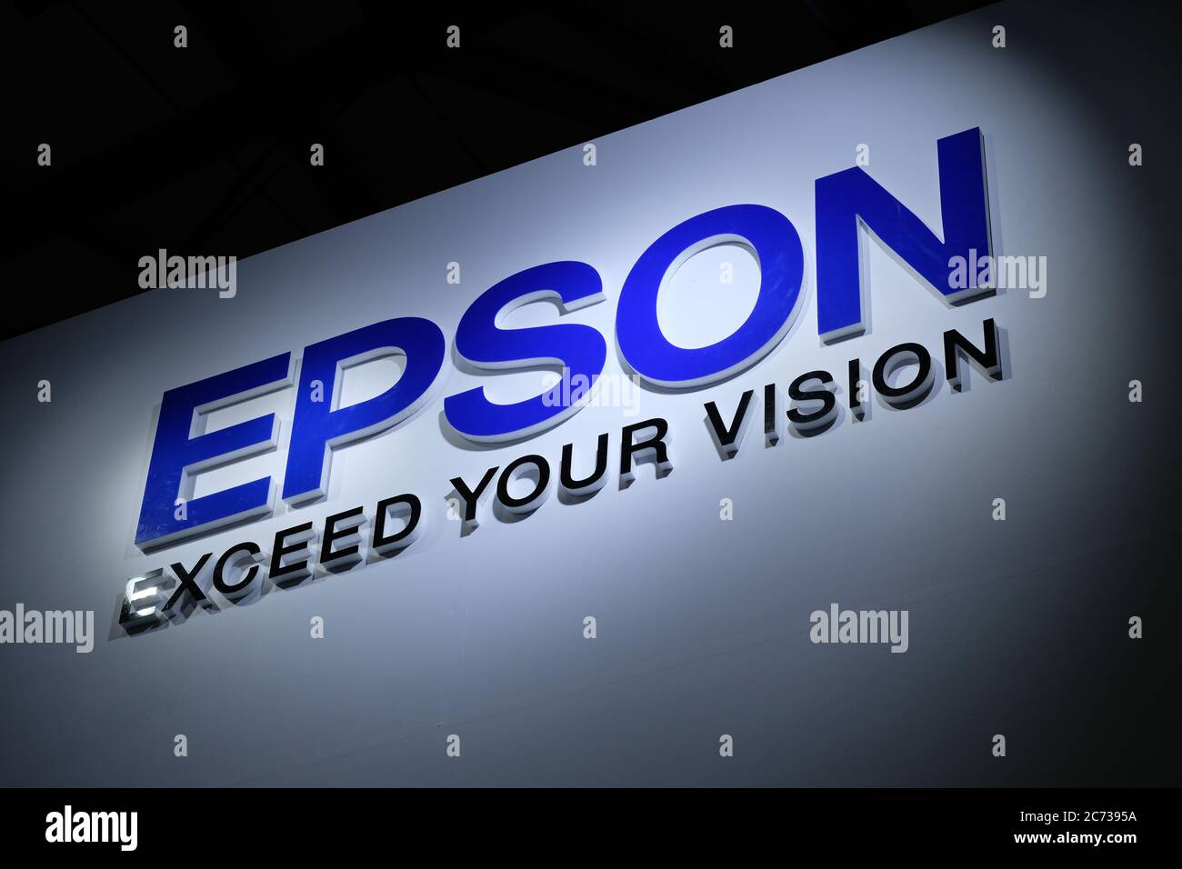 Blaues glänzendes Markenlogo der EPSON Corporation mit Slogan Exceed Your Vision. Auf Whiteboard dunkler Hintergrund. Berühmte japanische Elektronik-Unternehmen. Stockfoto