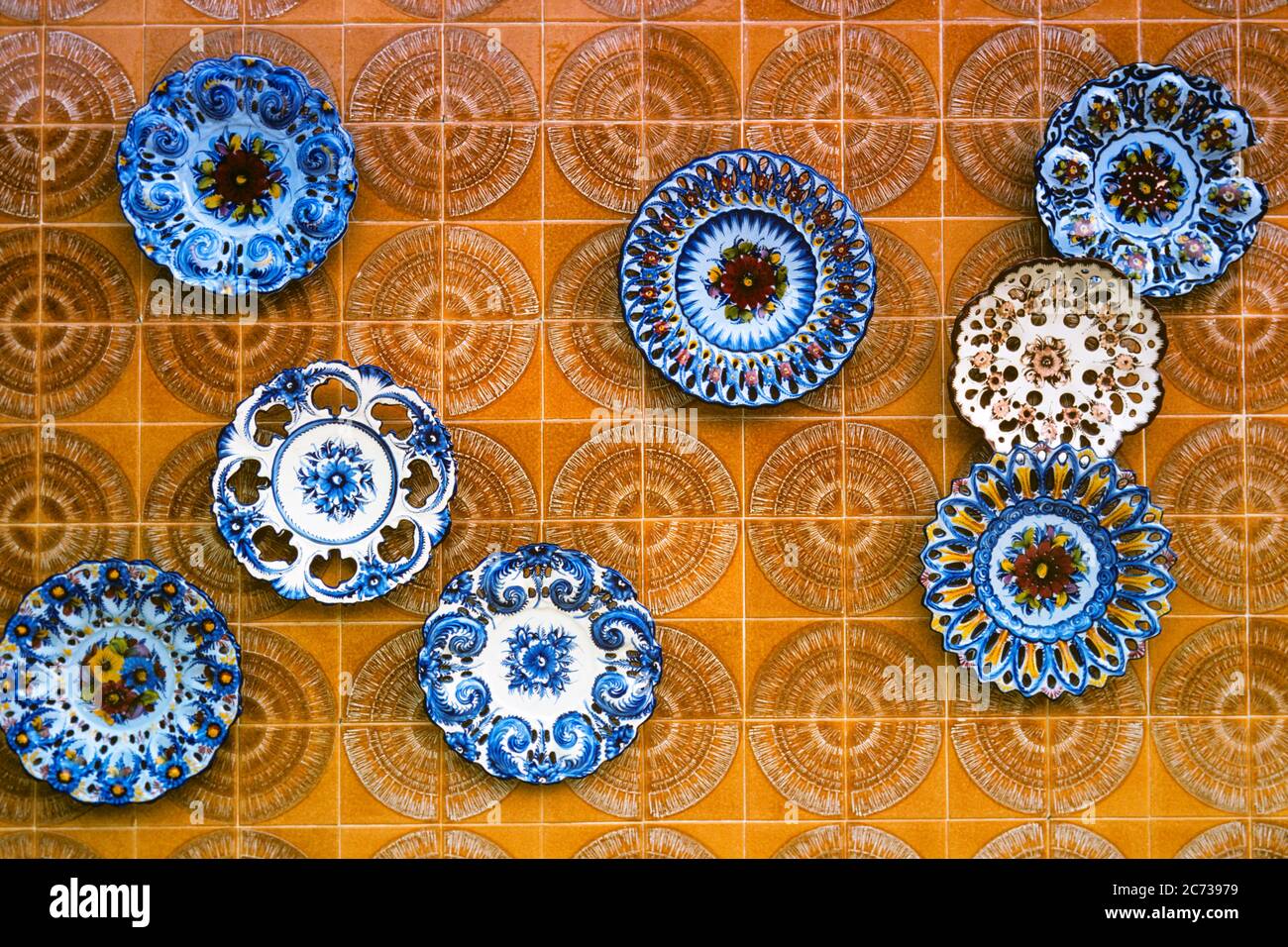 1990ER EIN ARRANGEMENT VON BLAU BEMALTEN PORTUGIESISCHEN TÖPFERPLATTEN VERSCHIEDENE DESIGNS ZUM VERKAUF - KR31240 SPE001 HARS SOUVENIRS Stockfoto