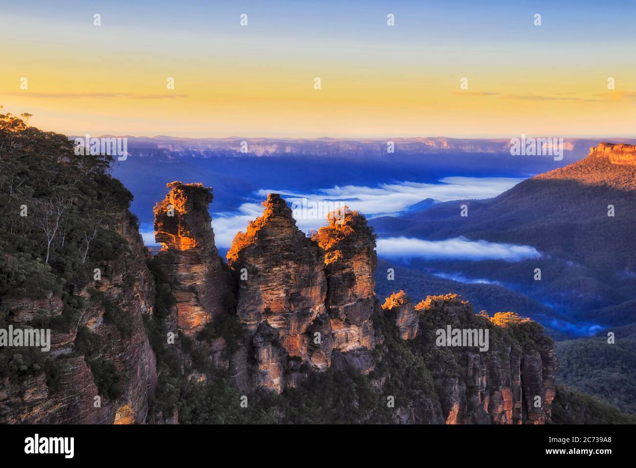 Gipfel der drei Schwestern Felsformation in den Blue Mountains von Australien bei Sonnenaufgang von Echo Point. Stockfoto