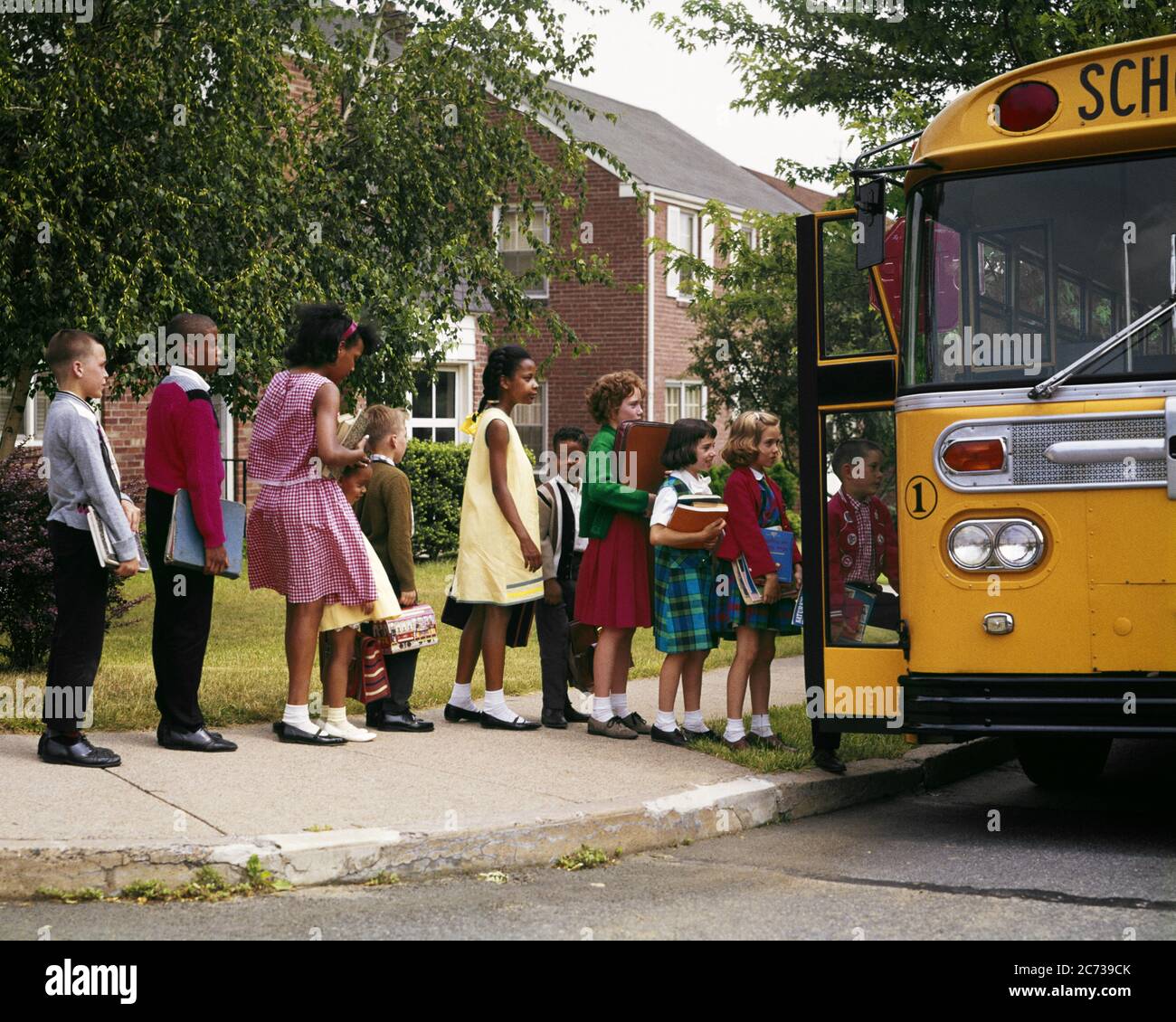 1960 ETHNISCH VIELFÄLTIGE GRUPPE VON SCHULKINDERN MIT BÜCHERN MITTAGESSEN EIMER IMMER AUF GELBEN SCHULBUS AM NACHBARSCHAFT STOPPEN - KS3100 HAR001 HARS LIFESTYLE FRAUEN ZU HAUSE LEBEN KOPIEREN RAUM FREUNDSCHAFT IN VOLLER LÄNGE INSPIRATION MÄNNER TRANSPORT NACHBARN FREIHEIT SCHULEN GRAD NACHBARSCHAFT AUTO AFROAMERIKANISCHE AFROAMERIKANISCHE WISSEN SCHWARZ ETHNIZITÄT EIMER INTEGRIERT PRIMARY FRIENDLY STILVOLLE INTEGRATION BUSSE ZUSAMMENARBEIT ETHNISCH GRAD SCHULE JUGENDLICHE PRE-TEEN PRE-TEEN MÄDCHEN ZWEISAMKEIT TRANSIT KAUKASISCHEN ETHNIZITÄT HAR001 KRAFTFAHRZEUGE ALTMODISCHE AFROAMERIKANER Stockfoto