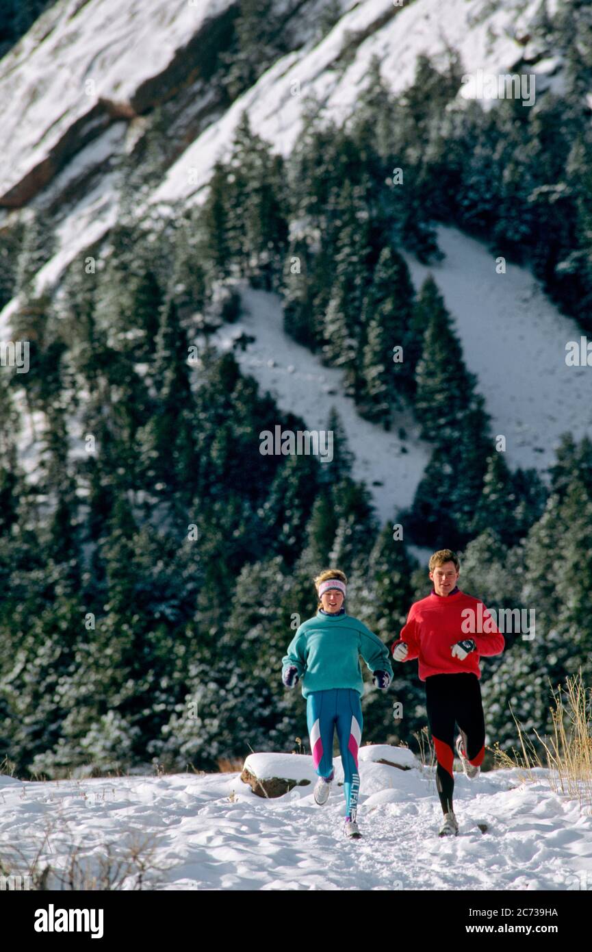 1990ER PAAR JOGGEN IM SCHNEE VON BERGEN BOULDER COLORADO USA - KW12285 WAL004 HARS BEZIEHUNG SEIN ALT ZEIT NOSTALGIE ALTE MODE FITNESS GUT GESUND JUNG ERWACHSENE TEAMWORK WEST FIT FREUDE LIFESTYLE ZUFRIEDENHEIT RELIGION FRAUEN BEZIEHUNG LÄNDLICH GATTE GESUNDHEIT VEREINIGTE STAATEN FREUNDSCHAFT GANZKÖRPERSCHAFT DAMEN KÖRPERLICHE FITNESS PERSONEN SCENIC VEREINIGTE STAATEN VON AMERIKA AMERIKA MÄNNER WESTERN CO STIRNBAND NORDAMERIKA FREIHEIT ZIELE NORDAMERIKA AKTIVITÄT ROCKY HAPPINESS PHYSISCHES ABENTEUER AEROBIC FLEXIBLE KRAFT AEROBIC ÜBUNG ANSTRENGUNG ROCKIES JOGGEN JOGGEN VERBINDUNG FLEXIBILITÄT MUSKELN UNTERSTÜTZEN JOGGER Stockfoto