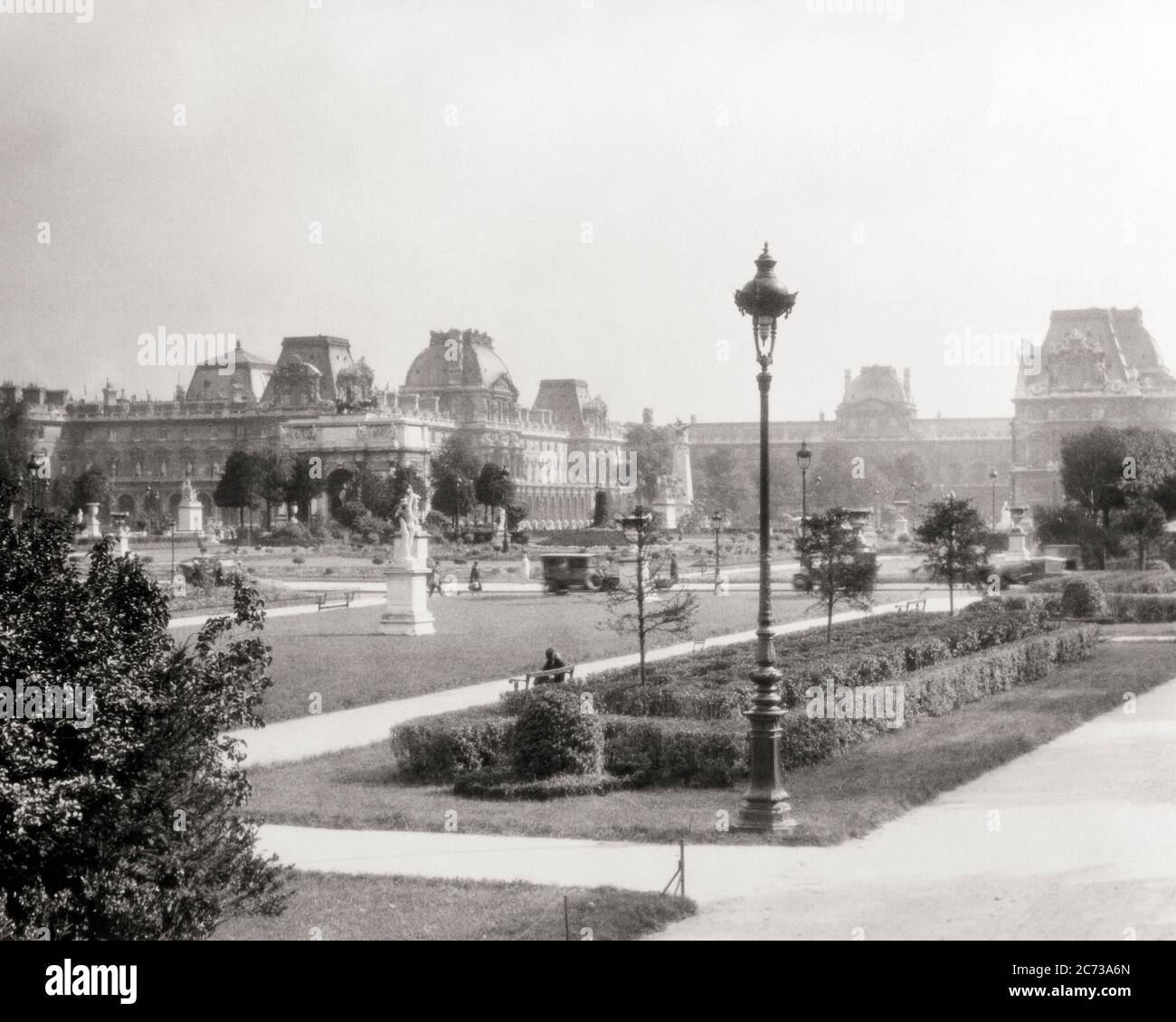 1920ER JAHRE GARTEN DER TUILERIEN UND DES LOUVRE MUSEUM PARIS FRANKREICH - R2594 HAR001 HARS ALTMODISCH Stockfoto