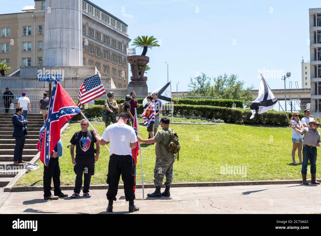 New Orleans, LA, USA - 7. Mai 2017: Demonstranten protestieren gegen die Entfernung der Robert E. Lee Statue in New Orleans, LA, USA Stockfoto