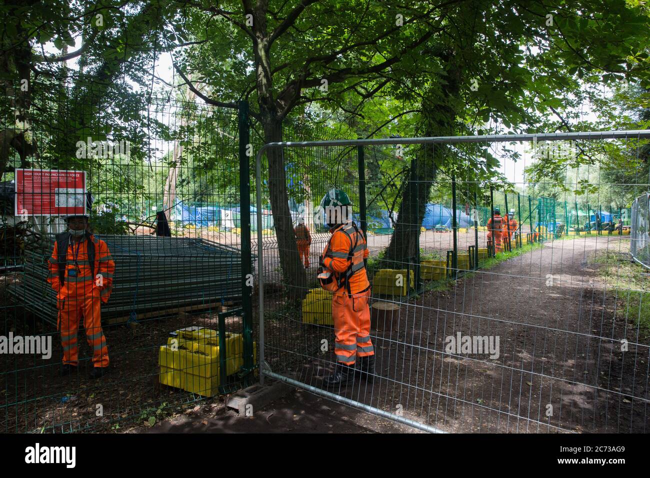 Denham, Großbritannien. Juli 2020. 13 HS2-Arbeiter blockieren einen öffentlichen Fußweg im Denham Country Park, um die Arbeit am Baumfällern für die Hochgeschwindigkeitsstrecke zu erleichtern. Umweltaktivisten von HS2 Rebellion haben versucht, den Bau der 106 Mrd. £Bahnstrecke zu verhindern oder zu verhindern, die während ihrer geplanten 120-jährigen Lebensdauer einen Nettobeitrag zu den CO2-Emissionen leisten wird. Kredit: Mark Kerrison/Alamy Live Nachrichten Stockfoto