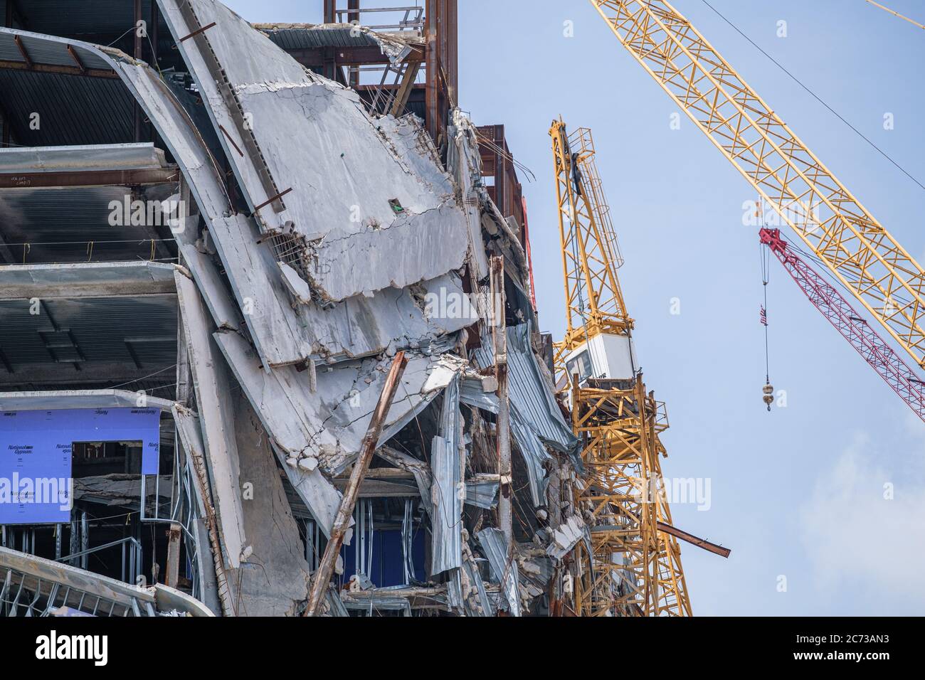 New Orleans, Louisiana/USA - 8. 7. 2020: Nahaufnahme des eingestürzten Hard Rock Hotels mit Kran, der sich auf den Abriss vorbereitet Stockfoto