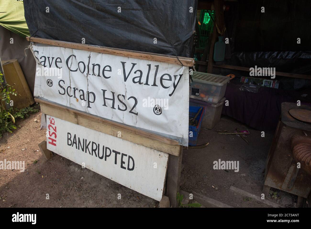 Harefield, Großbritannien. Juli 2020. 13 Schilder am Harvil Road Schutzcamp. Dies war das erste von Umweltaktivisten eingerichtete Lager, das gegen die Hochgeschwindigkeitsstrecke HS2 kämpfte. Kredit: Mark Kerrison/Alamy Live Nachrichten Stockfoto