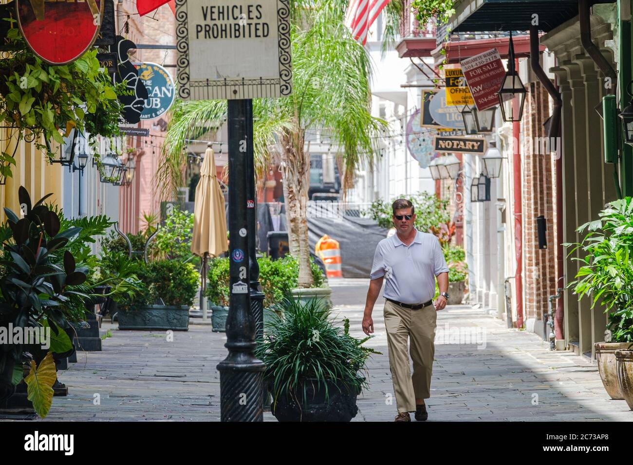 New Orleans, Louisiana/USA - 8. 7. 2020: Austauschplatz im French Quarter mit Mann im Vordergrund Stockfoto