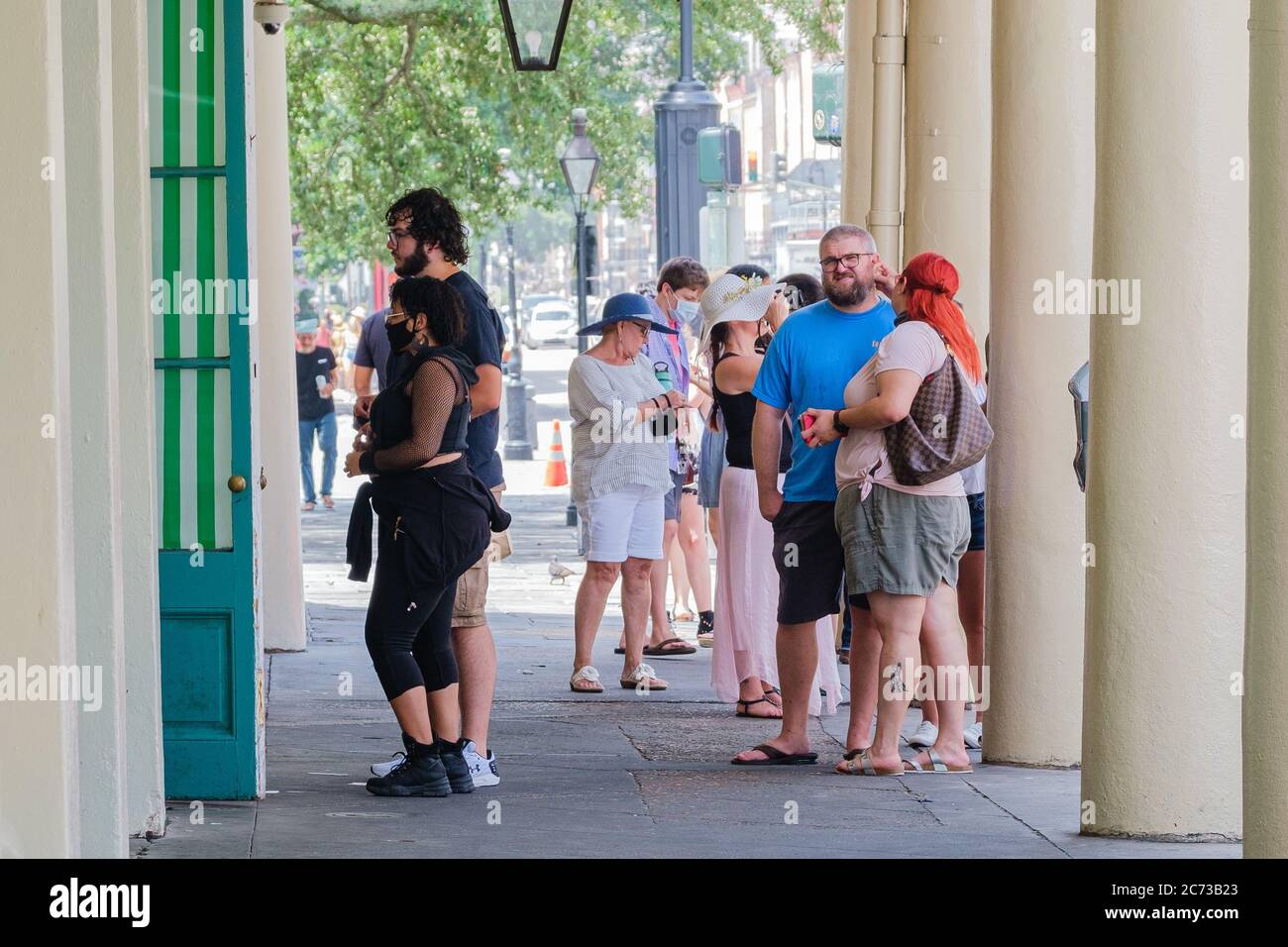 New Orleans, Louisiana/USA - 8. 7. 2020: Touristen Schlange vor dem Cafe Du Monde um sich während des Aufschwungs bei Coronavirus-Fällen zum Mitnehmen zu bringen Stockfoto