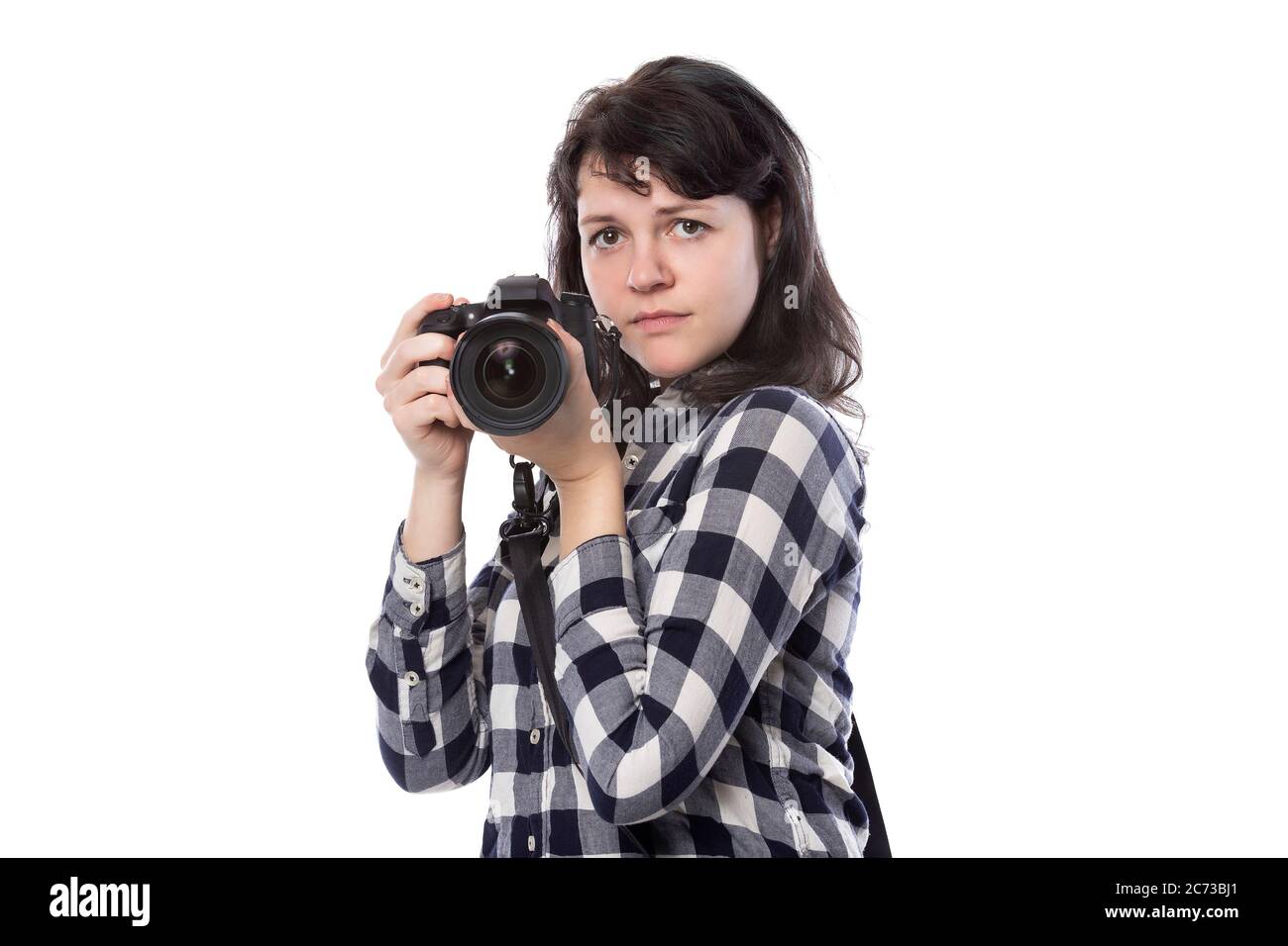 Junge freiberufliche Fotografin oder Kunststudentin oder Fotojournalistin auf weißem Hintergrund mit Kamera. Sie ist verängstigt oder zweifelnd Stockfoto