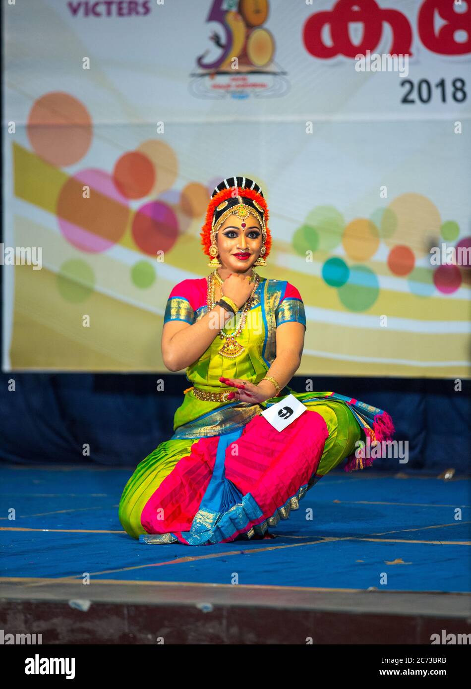 Südindische Frau, die Bharatnatyam den klassischen Tanz Indiens aufführt, Stockfoto