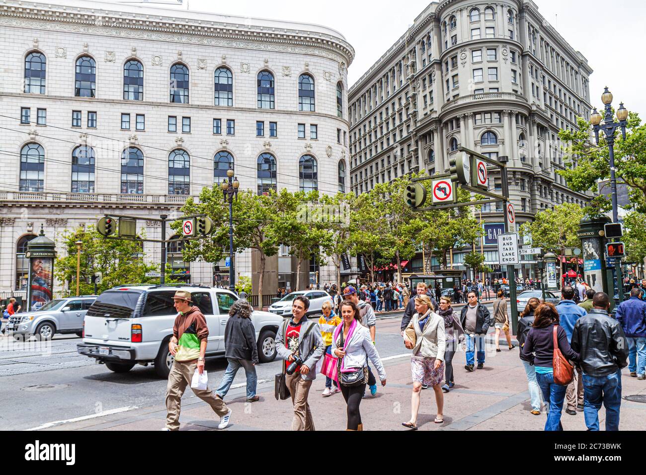 California San Francisco Market Street bei Powell, Verkehrsknotenpunkt in der Innenstadt, Fußgängerüberweg, Hallidie Plaza Flood Flatiron Building Stockfoto