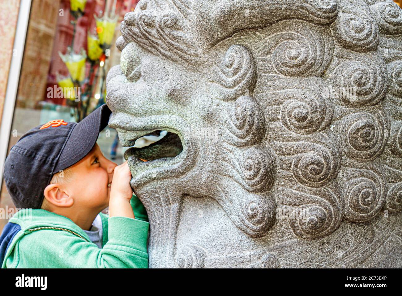 San Francisco Kalifornien, Chinatown, Grant Avenue, Freundschaftstor, Pagodenstil Nachbarschaft, Eingang, Löwe, Steinskulptur, junge Jungen, männliches Kind Kinder Kind c Stockfoto