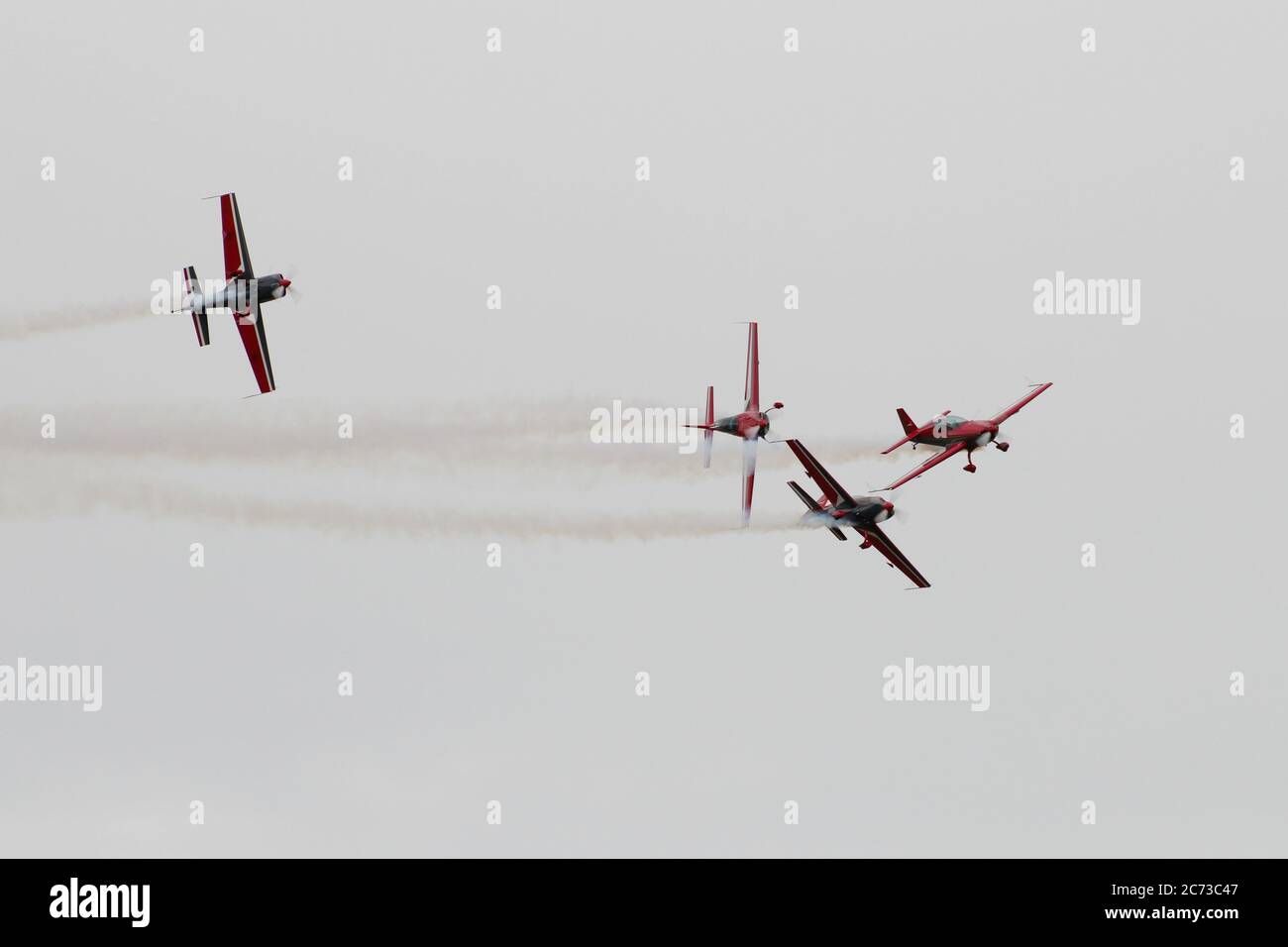 Das Royal Jordanian Falcons Kunstflugdemonstration Team, in ihrer Extra EA-300LS, während ihrer Ausstellung auf der East Fortune Airshow in 2015. Stockfoto