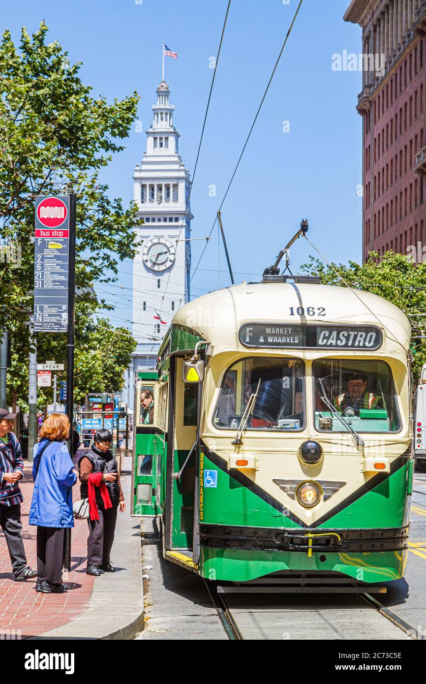 San Francisco California, Market Street, an der Spear Street, 101 The Embarcadero, Fährengebäude, 1898, Uhr, elektrische Straßenbahn, Trolley-Stange, Personenbahn, BU Stockfoto