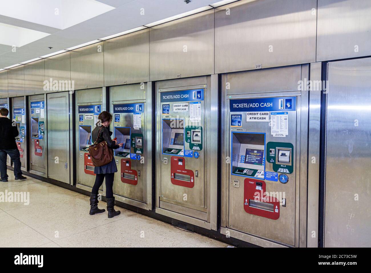 San Francisco California, Market Street, BART Montgomery Station, Nahverkehr, Ticketautomat, Geldautomat, Frau weibliche Frauen, jung, Transaktion zahlt Kauf Stockfoto