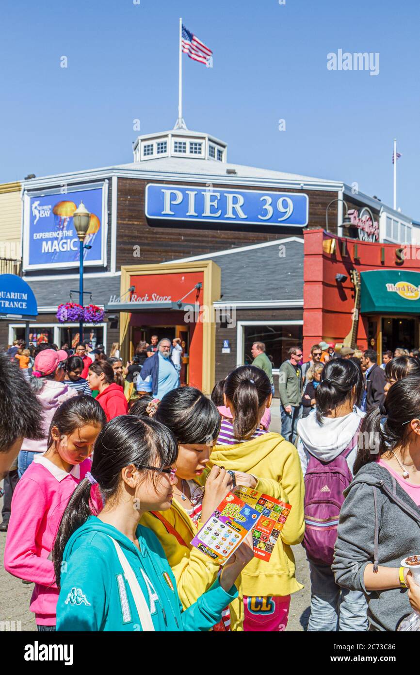 San Francisco California, The Embarcadero, Pier, Erholungsgebiet am Wasser, Fisherman's Wharf, Eingang, belebte plaza, Shopping Shopper Shopper Läden mar Stockfoto