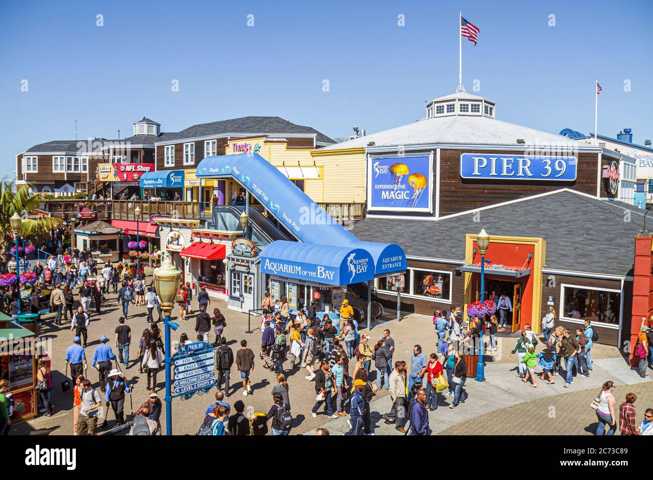 San Francisco California, The Embarcadero, Pier 39, Erholungsgebiet am Wasser, Fisherman's Wharf, Eingang, belebte plaza, Shopping Shopper Shopper, Geschäfte Stockfoto