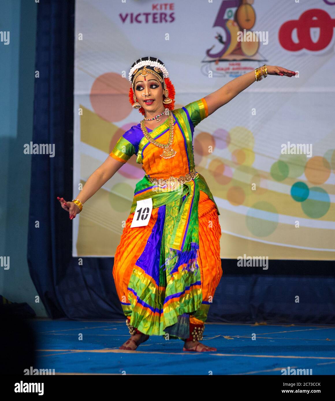 Südindische Frau, die Bharatnatyam den klassischen Tanz Indiens aufführt, Stockfoto