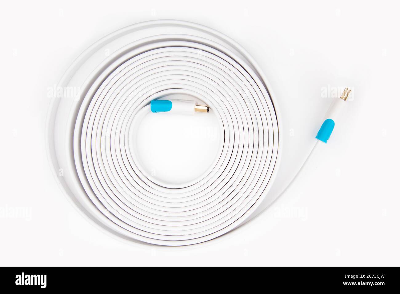 Umwickelte Rolle mit weißem HDMI-Kabel im Detail Stockfoto