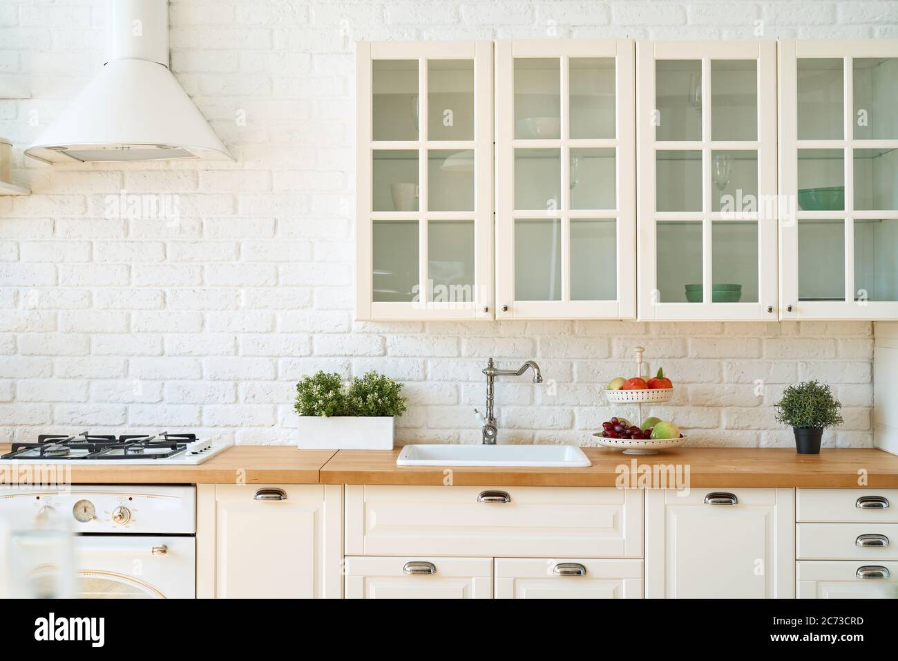 Kücheninnenraum mit Küchenutensilien und Herd. Scandi-Stil. Stockfoto