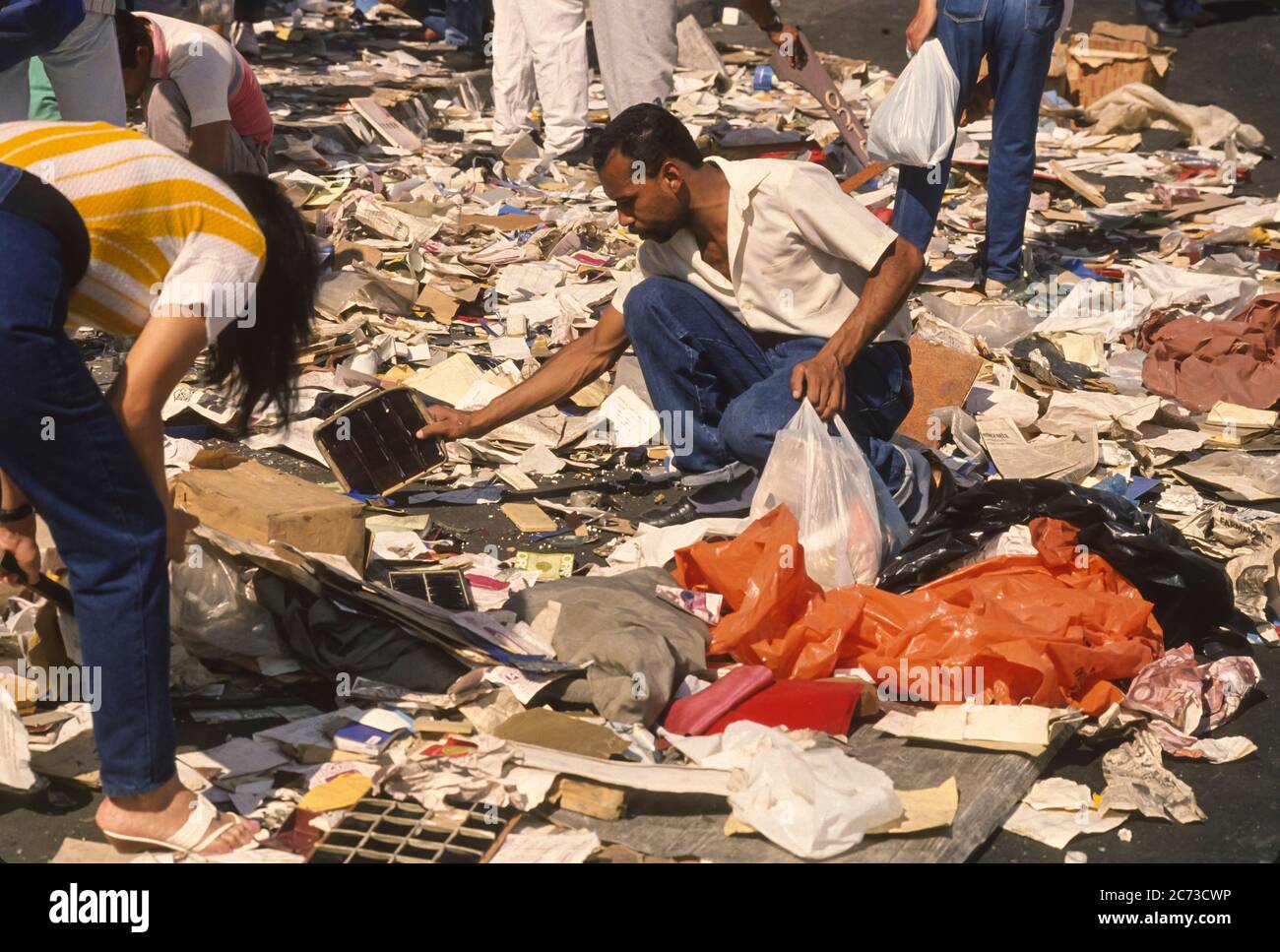 CARACAS, VENEZUELA, MÄRZ 2,1989 - Menschen, die Reste von geplünderten Juweliergeschäft während des Ausnahmezustands von Unruhen in Caracas, bekannt als Caracazo. Stockfoto