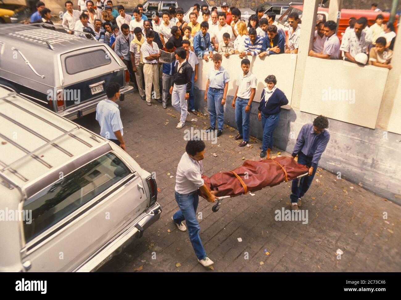 CARACAS, VENEZUELA, MARCH1989 - Tote Leichen kommen im Ausnahmezustand während der Proteste, Unruhen und Plünderungen in Caracas, bekannt als Caracazo, in die Leichenhalle. Stockfoto