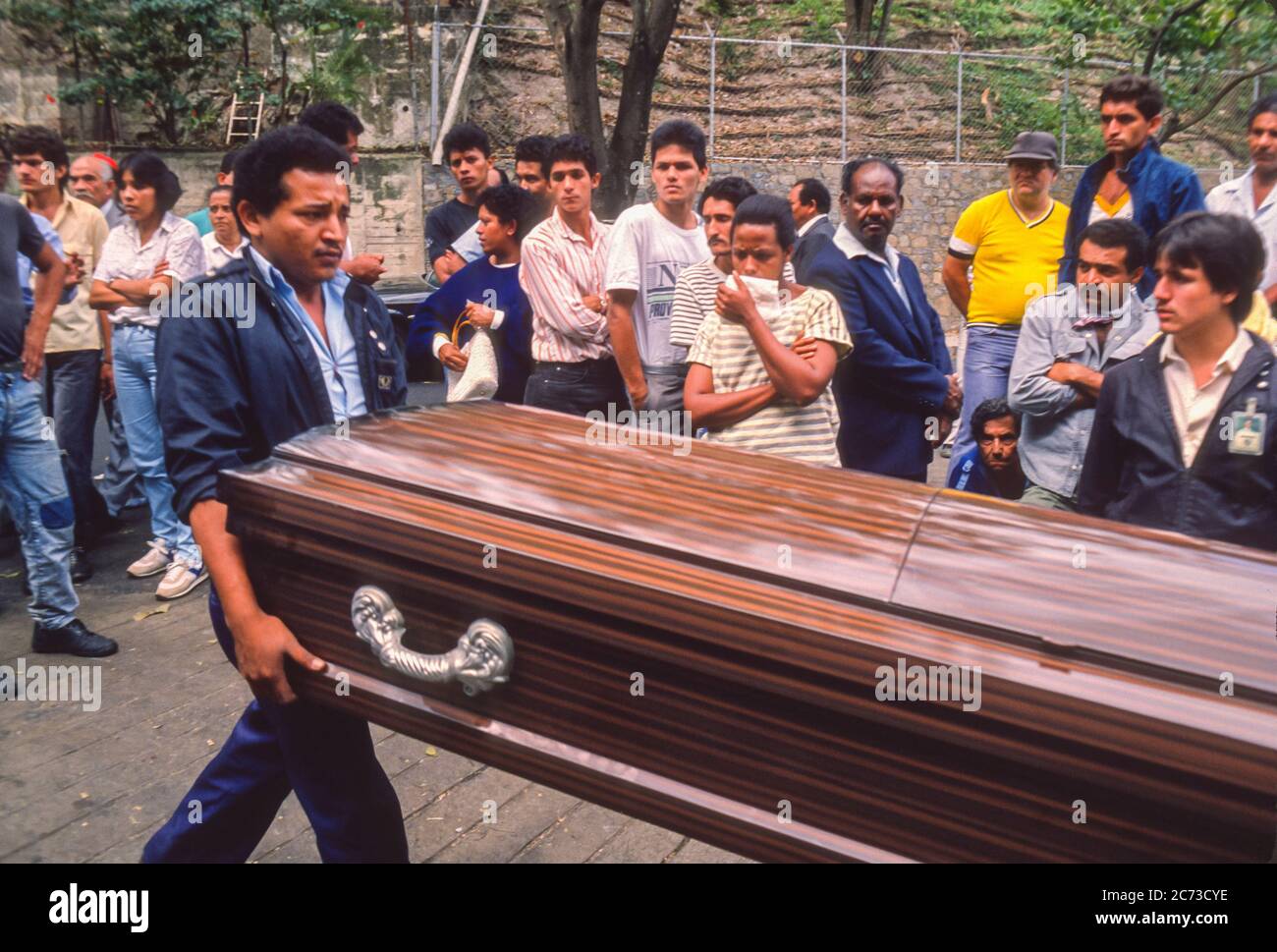 CARACAS, VENEZUELA, MARCH1989 - Tote Leichen kommen im Ausnahmezustand während der Proteste, Unruhen und Plünderungen in Caracas, bekannt als Caracazo, in die Leichenhalle. Stockfoto