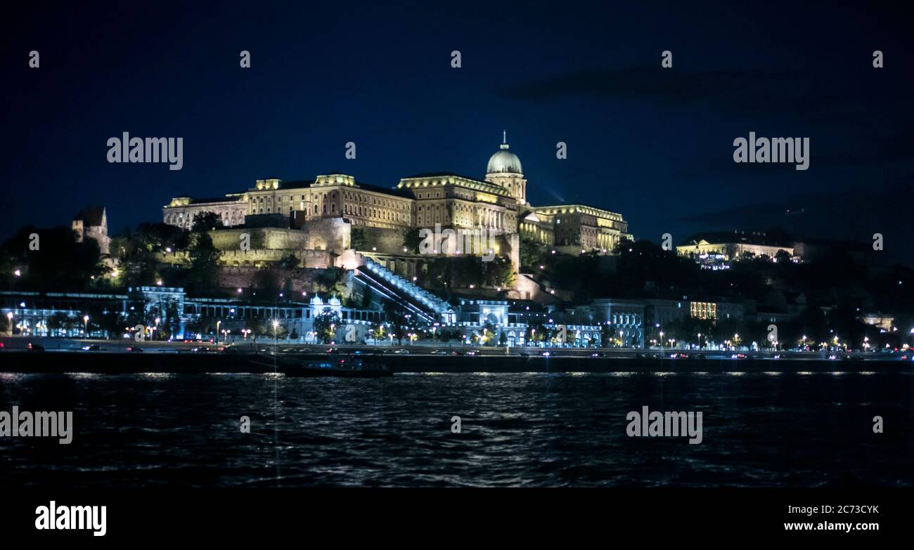 Nachtansicht von der Donau der Budaer Burg, Budapest, Ungarn Stockfoto
