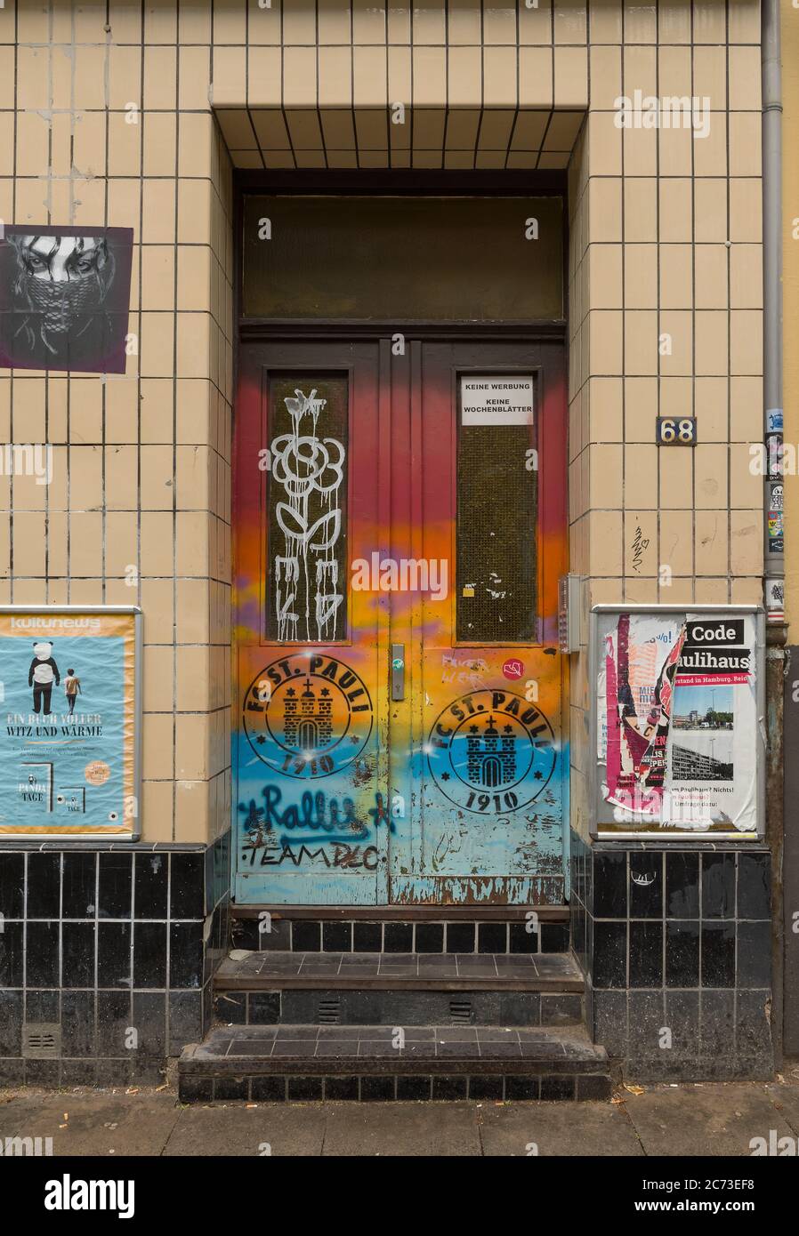 Eingangstür mit Graffiti, Street Art in St. Pauli, Hamburg, Deutschland Stockfoto